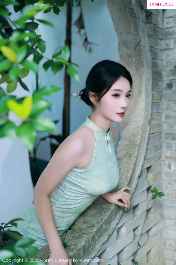   [XiuRen]高清写真图 2025.07.11 No.10538 南乔 绿色旗袍第16张图片